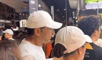 影帝排队买20元烧饼！发哥苗侨伟路边啃饼这才是真·明星日常